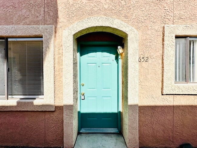 Building Photo - Spacious 1 Bedroom in Gated Community, Off...