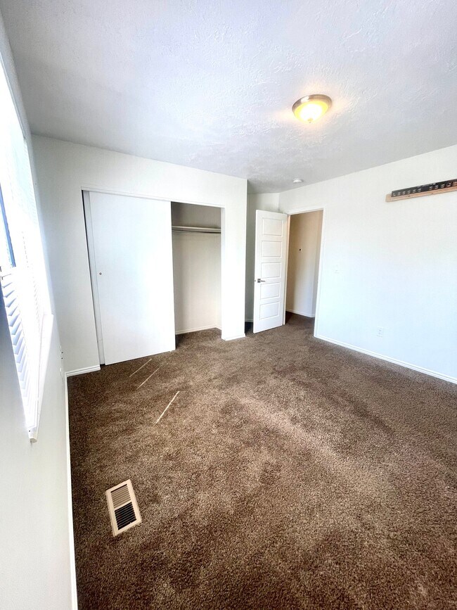 Building Photo - 672 E 950 S