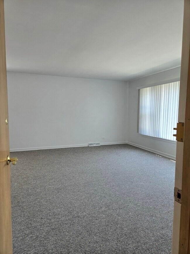 Building Photo - 6039 N Artesian Ave