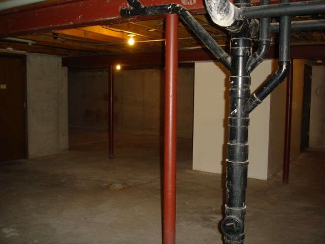 Building Photo - 2124 Camelot Ct