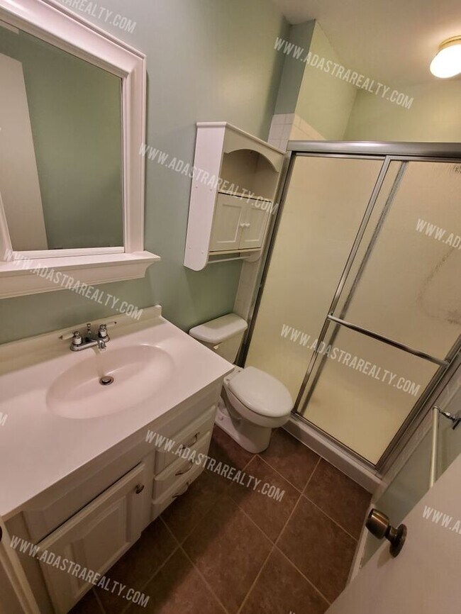 Building Photo - Beautiful Hard to Find Duplex in Olathe No...