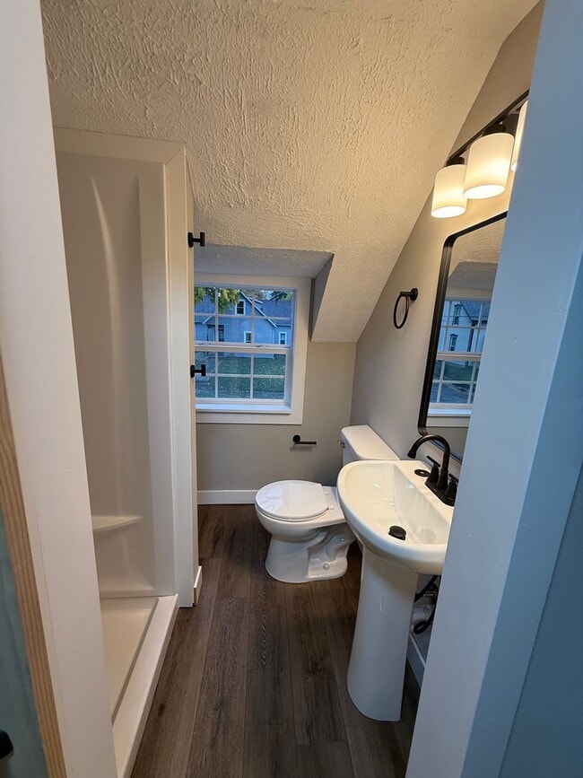 Building Photo - Welcome to this charming 3-bedroom, 2-bath...