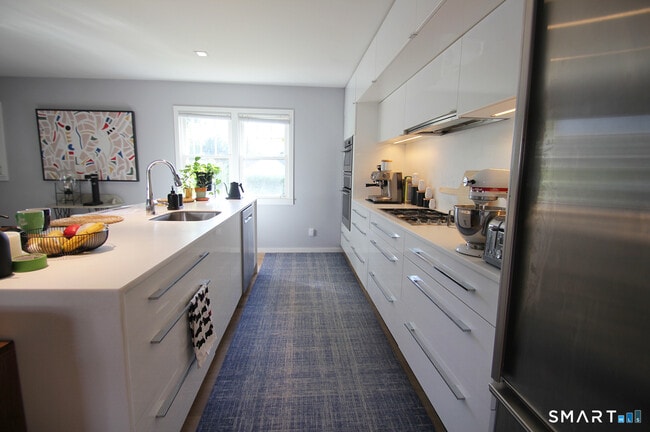 Building Photo - 83 Quinlan Ave