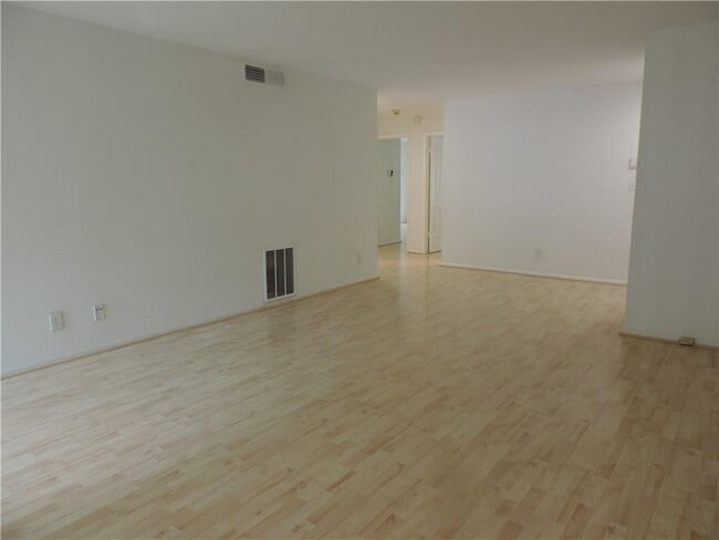 Building Photo - 68 Springhedge Ct St