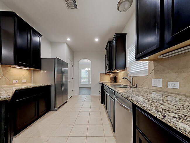 Building Photo - 2213 Oak Cir Dr N