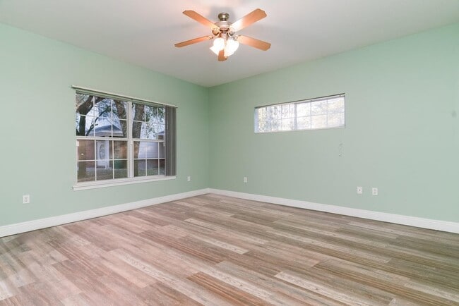Building Photo - 827 Fairview Dr