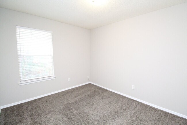 Building Photo - 3BR Gulf Breeze Home Zoned for Gulf Breeze High School with Open Living Area, Fenced Backyard & C...