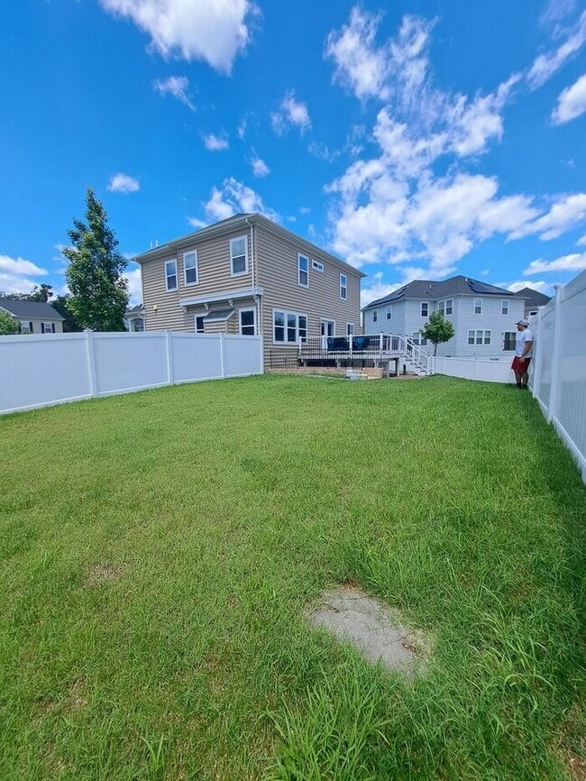 Building Photo - Amazing 3 Level Corner Lot Home in Waldorf...