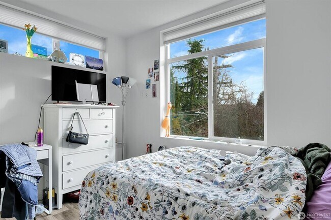 Building Photo - Charming 8 Bedroom Home - Located in the h...