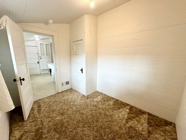 Building Photo - Charming 3 Bedroom Home Near Downtown Elle...