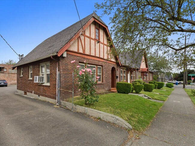 Building Photo - Classic Charming Bungalow in the Heart of ...