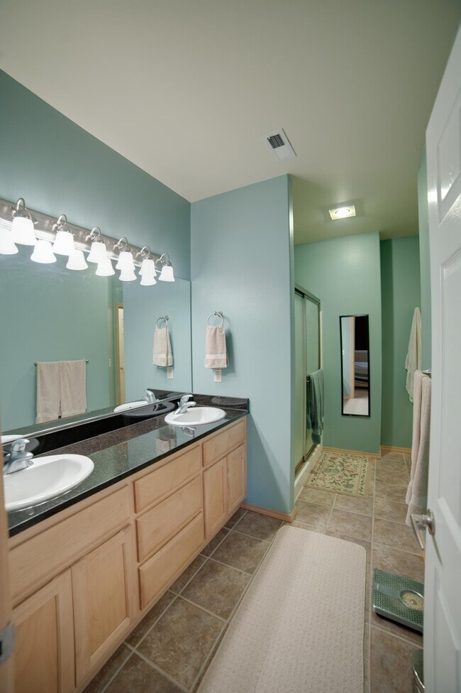 Building Photo - Large Single Family Home located near White Bluffs Elementary!