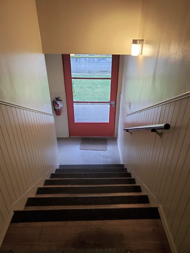 Building Photo - Classic One Bedroom, One Bathroom Apartmen...