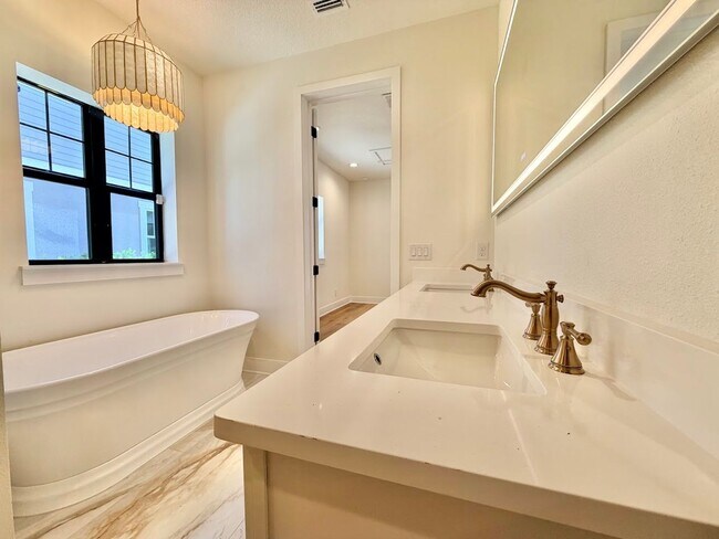 Building Photo - Brand New Custom 5/3.5 Home Steps from Downtown Winter Garden!
