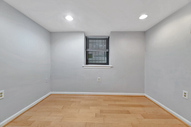 Building Photo - Marvelous 1 Bedroom Condo in Washington DC!