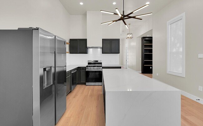 Building Photo - Beautiful 3 bedroom / 3 bath house available now!