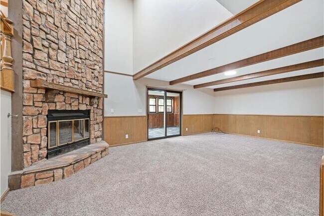 Building Photo - HUGE 4 Bedroom, 3.5 Bathroom!