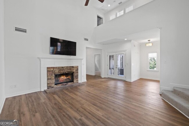 Building Photo - 1410 Club Dr