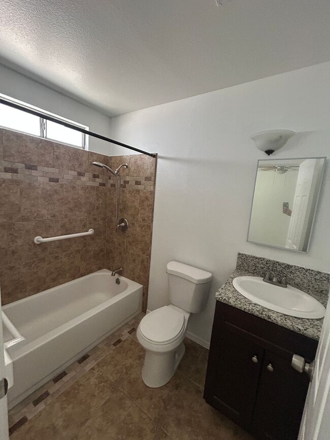 Building Photo - Hard to find 3 bedroom 2 bath apartment central Hanford