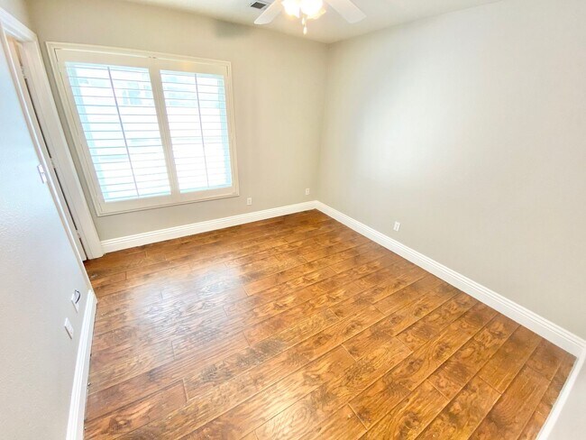 Building Photo - BEAUITFUL GATED PROPERTY 6 BEDROOMS/3 FULL...