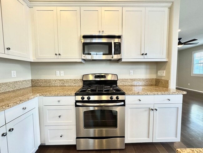 Building Photo - Newer Built Townhome with Solar in Gated Community! Pet-Friendly!