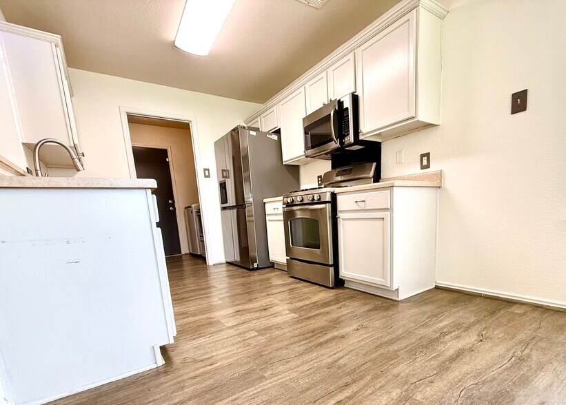 Building Photo - 913 Coronation Way