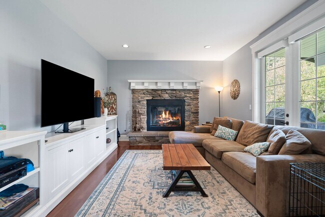 Building Photo - Custom Craftsman Estate on 1.5+ Sun-drenched Acres