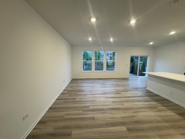 Building Photo - 14849 S Hillside Dr