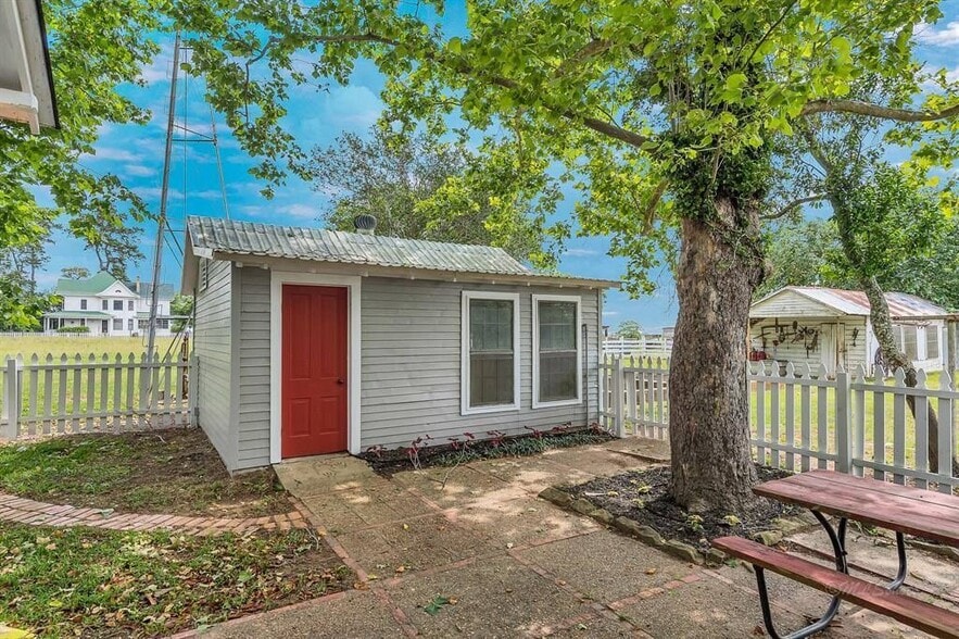 Wash House / Storage - 10152 FM949
