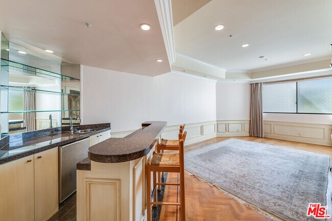 Building Photo - 450 N Maple Dr