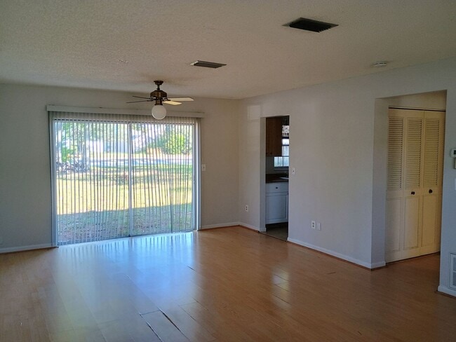 Building Photo - 2 bed 2 bath house for rent