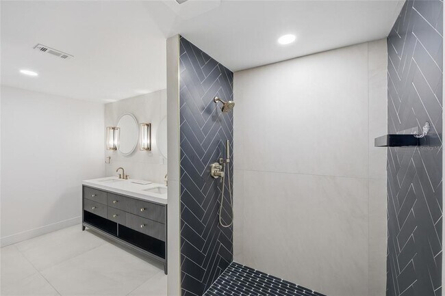 Building Photo - 13025 Village Chase Cir