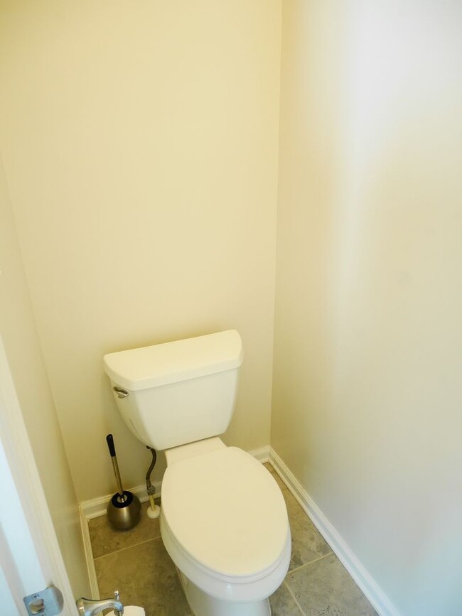 Building Photo - Stunning 3 Bedroom End Unit Townhome