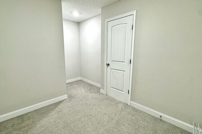 Building Photo - AVAILABLE EARLY DECEMBER (Small Pets Only)