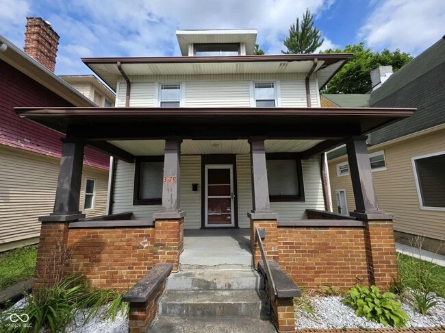 Primary Photo - 3179 N Kenwood Ave