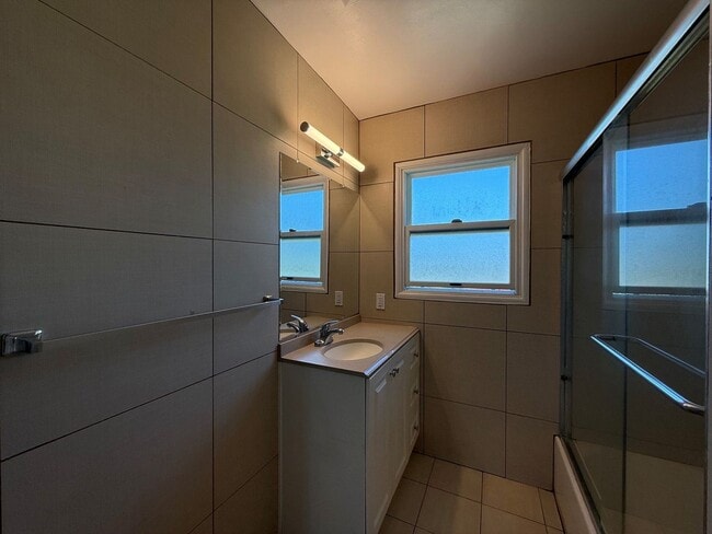 Building Photo - Bright Upper-Level 2BR Home in Alameda’s Desirable East End.