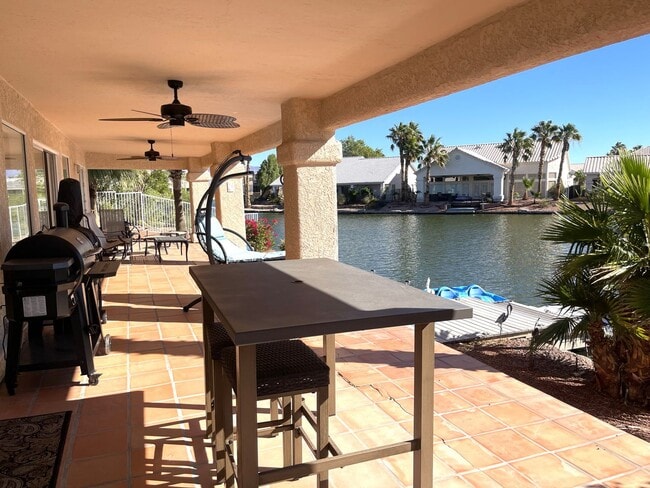 Building Photo - 3 bedroom 2 Bath Lakefront home in the des...