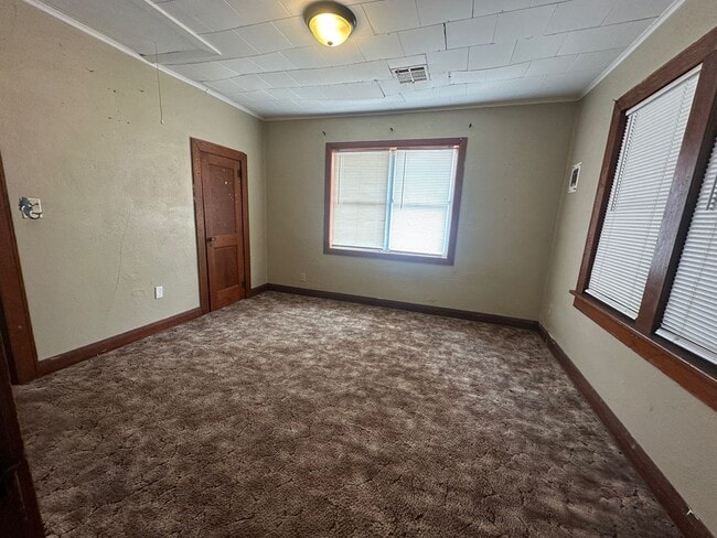Building Photo - 2 bedroom and 1 bath home