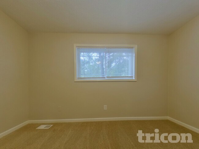 Building Photo - 6640 Valley Hill Dr