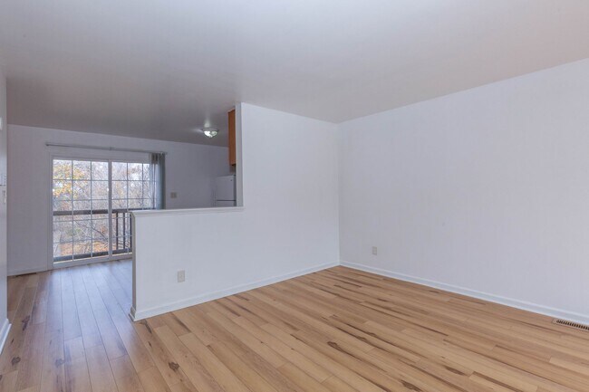 Building Photo - 3 Bed/2 Full,2 Half Bath Townhome in Martinsburg, WV