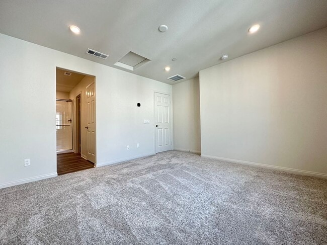 Building Photo - 2 BEDROOM HOME FOR LEASING IN Pomona