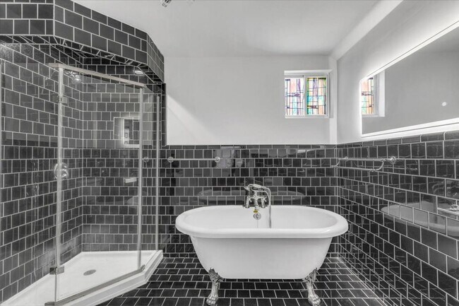 Building Photo - Beautiful 4 bedroom home downtown