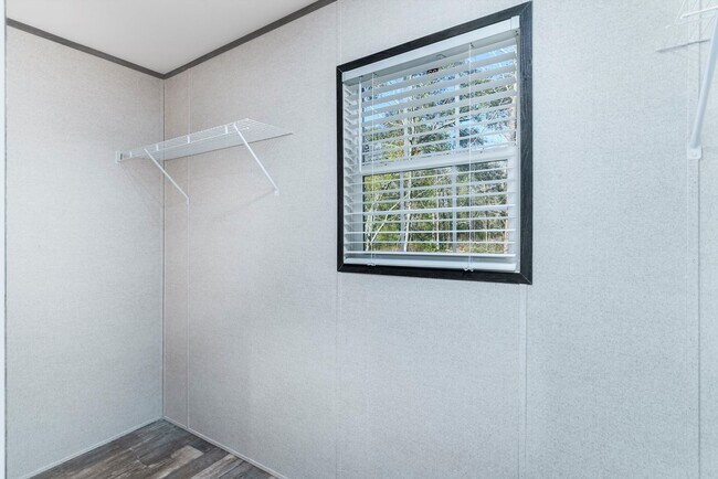 Building Photo - Huge 5 Bedroom 3 Bathroom Hastings Home Located w/ 1 Acre