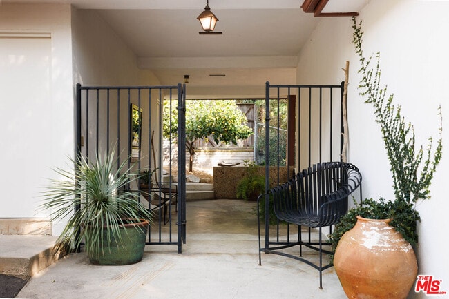 Building Photo - 1575 E Loma Alta Dr