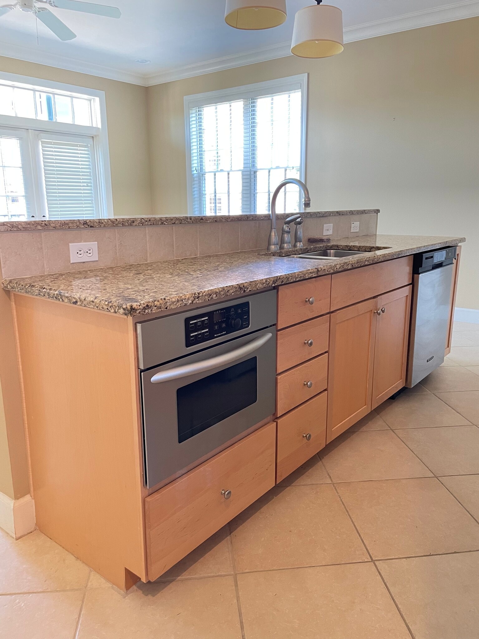 Building Photo - 415 E Romana St