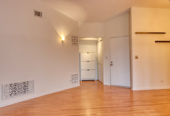 Building Photo - 1735 Chesapeake Ln