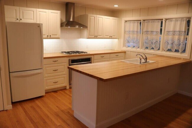 Building Photo - 300 Caroline St