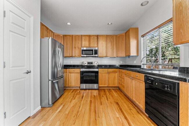 Building Photo - 4-Bed Arvada Home w/ Bedroom & Full Bathro...
