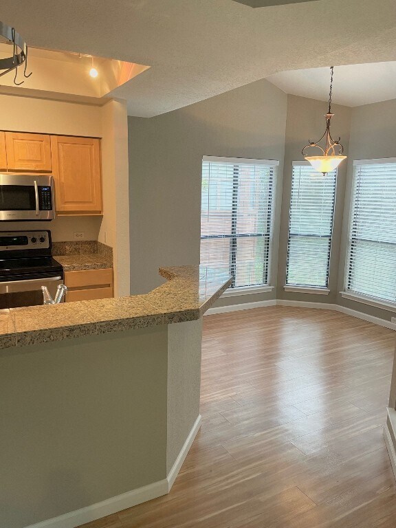 Building Photo - 4711 Spicewood Springs Rd
