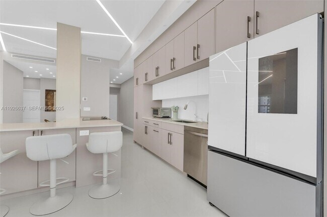 Building Photo - 18011 Biscayne Blvd